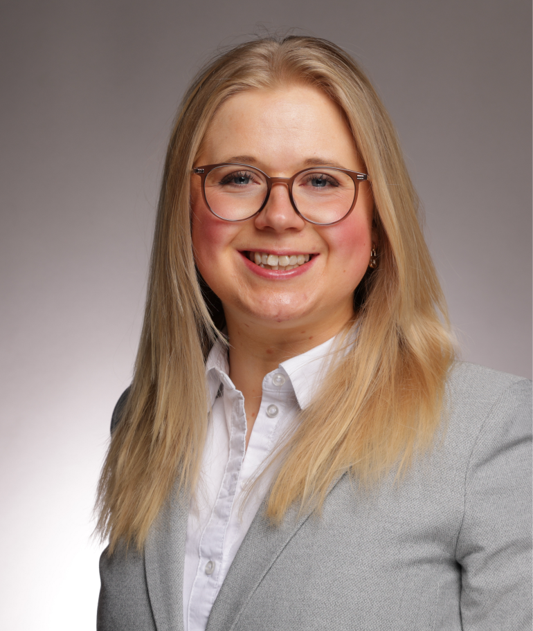 Frau Raphaela Warnecke